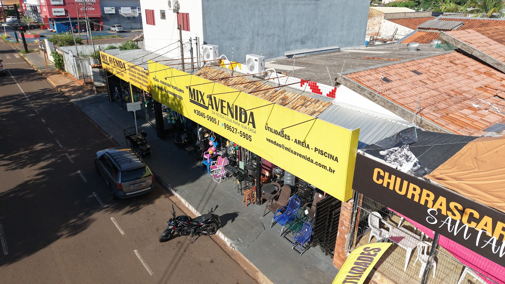 Vista aérea da fachada da Mix Avenida com a loja aberta